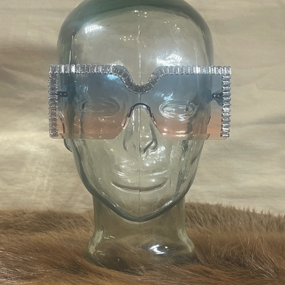 Fabulous Large Frame Sunglasses - Picture 3 of 3